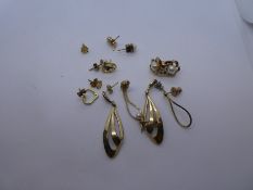 Collection of 9ct yellow gold earrings to include two pairs of earrings with pearls, gross weight ap