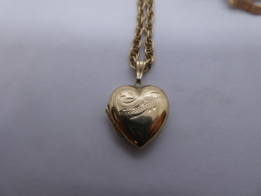 9ct yellow gold bar brooch marked 9ct in the form of a bird, together with a 9ct gold heart locket o - Image 2 of 4