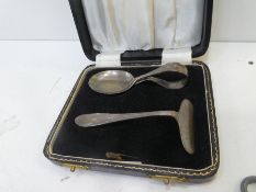 A cased set of a silver child's loop handle spoon and silver pusher hallmarked Birmingham 1958, Arth