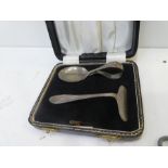 A cased set of a silver child's loop handle spoon and silver pusher hallmarked Birmingham 1958, Arth