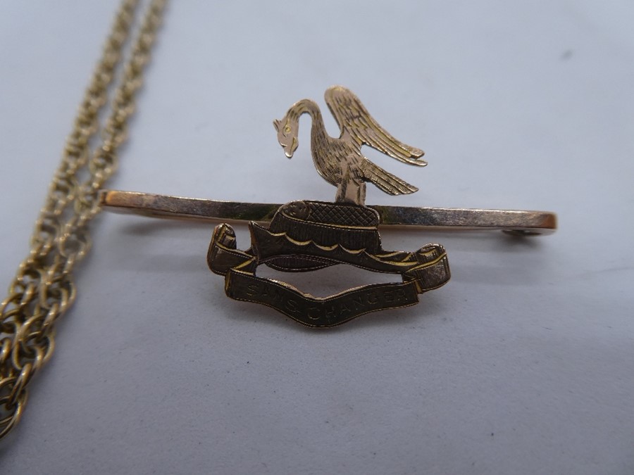 9ct yellow gold bar brooch marked 9ct in the form of a bird, together with a 9ct gold heart locket o - Image 3 of 4