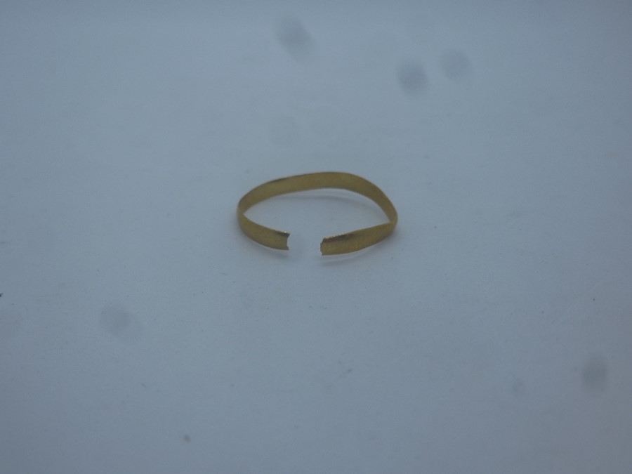 9ct yellow gold dress ring with Greek key design diamond set ring, size U, marked 375, 2.9g approx - Image 3 of 4