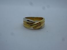 Pretty three tone 18ct gold crossover ring, marked 740, 7.3g, size K/L