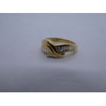 18ct yellow gold crossover design ring with tapered baguette cut diamond to shoulder, marked 750, ap