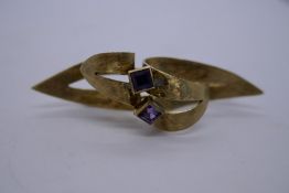 14ct yellow gold pretty amethyst set brooch, approx 6.5cm marked 585 - 9.8g approx