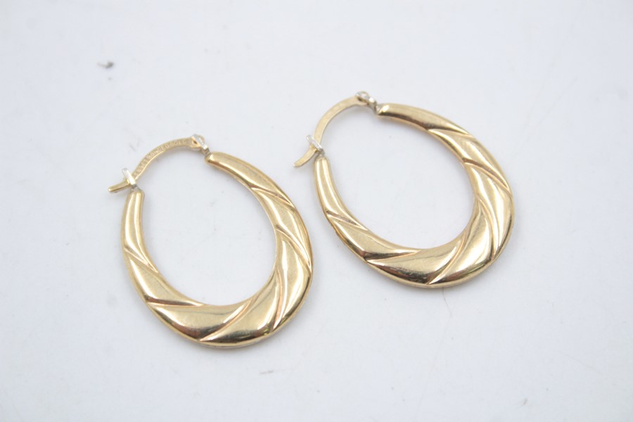 2 x 9ct Gold hoop earrings inc.textured 1.7g - Image 4 of 5