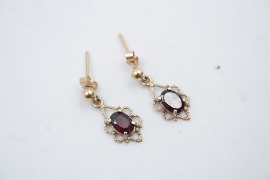 2 x 9ct Gold earrings inc. garnet, ornate 4.2g - Image 4 of 5