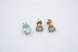 2 x 9ct Gold blue gemstone jewellery set inc. pendants, earrings 1.8g