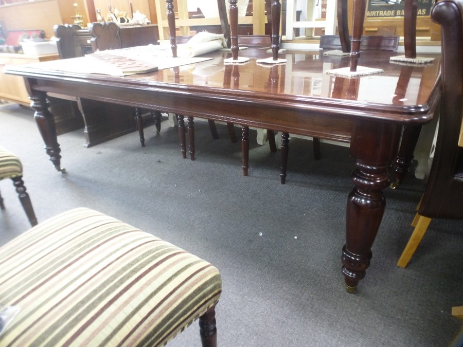 A mahogany Victorian style oblong dining table, 226 cms