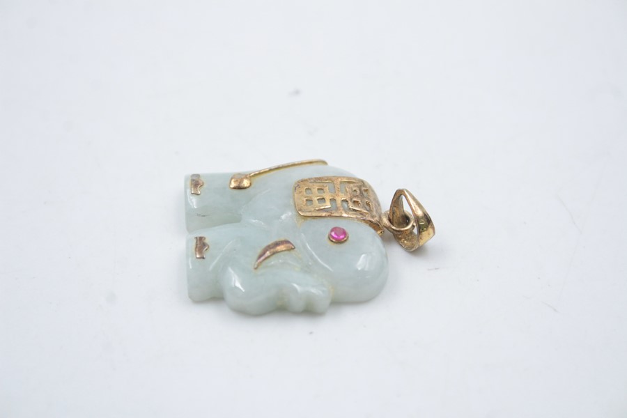 9ct gold mounted ruby set jade elephant pendant 8.5g - Image 4 of 4