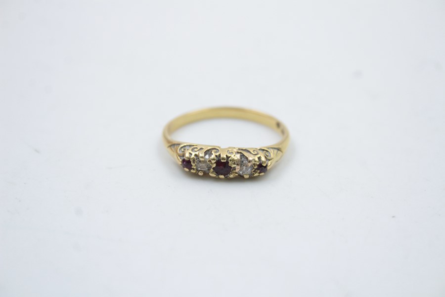 18ct gold diamond & garnet gypsy style ring 2.7g - Image 6 of 6