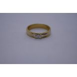 18ct yellow gold wedding band set with a single square cut diamond, size P/Q, 5.2g marked 750