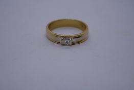 18ct yellow gold wedding band set with a single square cut diamond, size P/Q, 5.2g marked 750