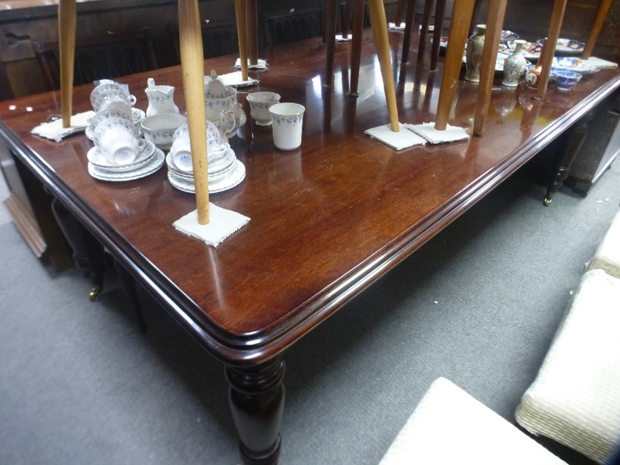 A mahogany Victorian style oblong dining table, 226 cms - Image 5 of 5