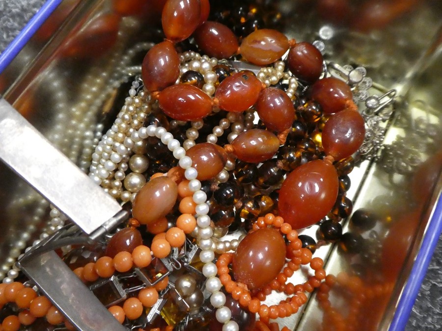 Tim on amber coloured bead necklaces, pearls, silver examples and one with a 9ct yellow gold clasp - Image 4 of 5