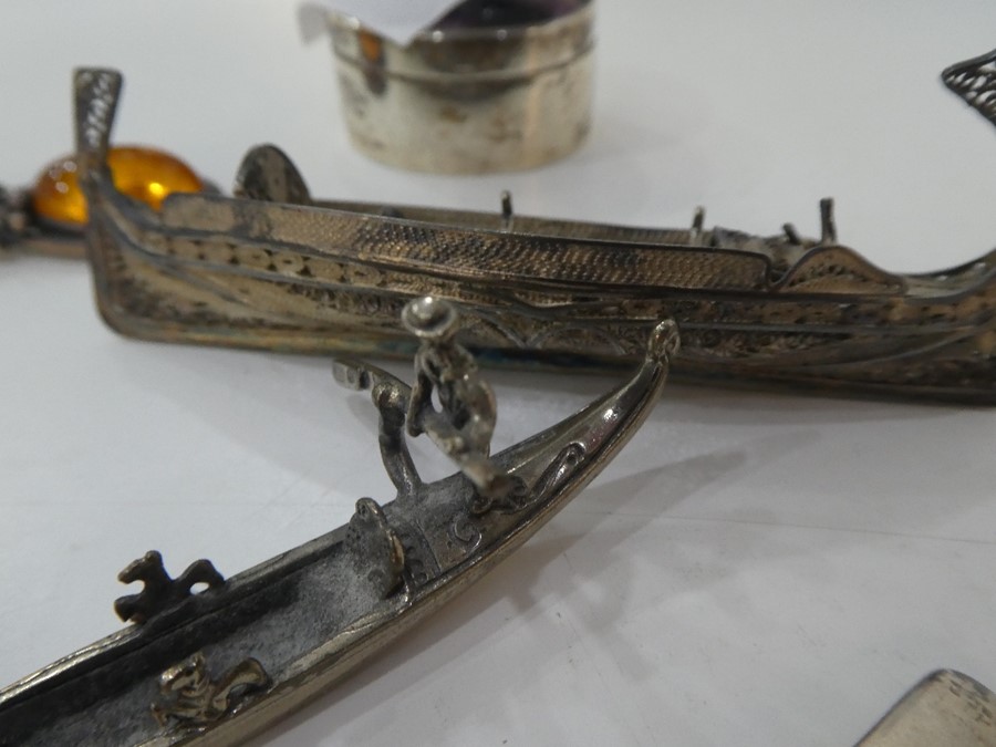 A small lot to include items such as miniature silver trinket box, silver boat, small silver spoons - Image 2 of 6