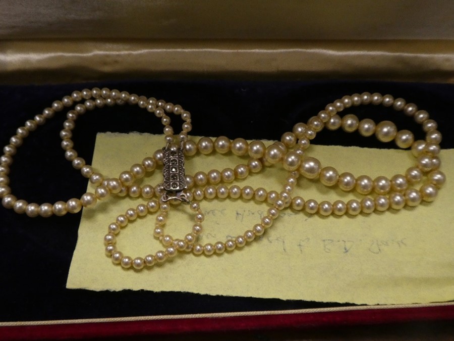 Tim on amber coloured bead necklaces, pearls, silver examples and one with a 9ct yellow gold clasp - Image 2 of 5