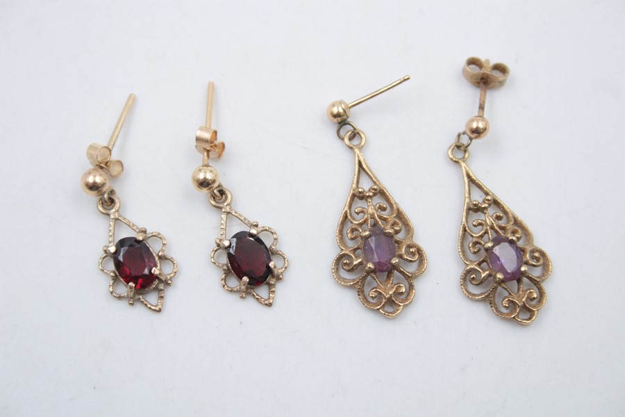 2 x 9ct Gold earrings inc. garnet, ornate 4.2g