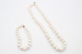 9ct gold clasped pearl necklace and bracelet set 7.1g