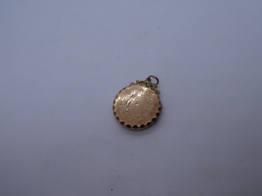 9ct Gold front & back locket 4.2g - Image 2 of 2