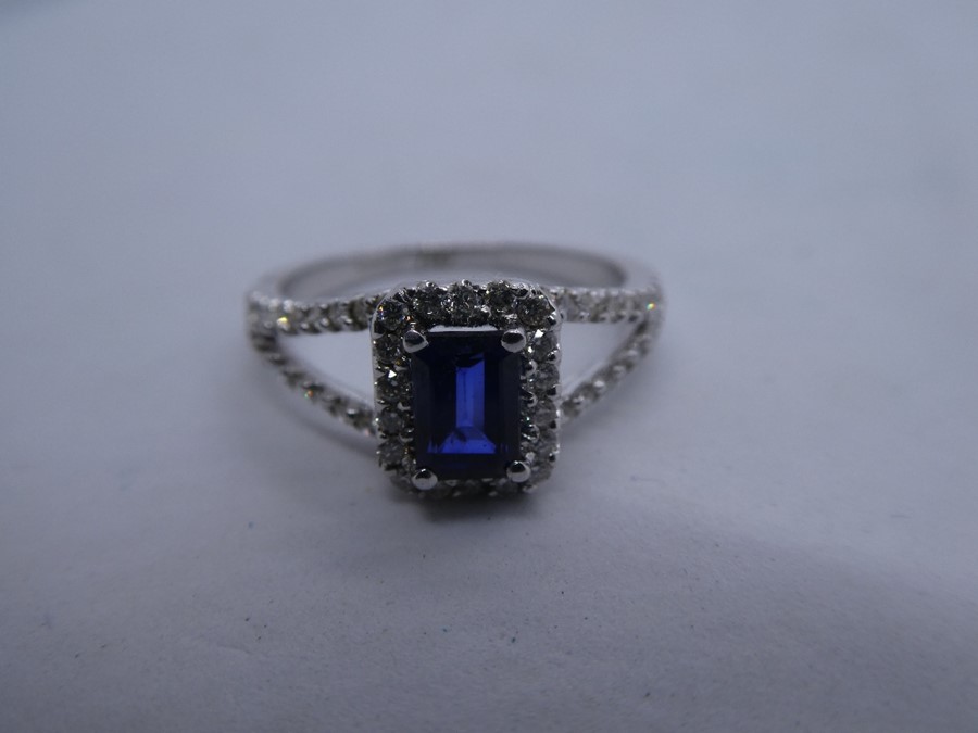 Pretty 18ct white gold halo ring with central princess cut sapphire set in split shoulder diamond in - Image 2 of 5
