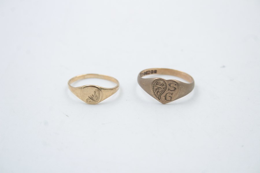 2 x 9ct Gold signet rings inc. heart, engraved 2.8g