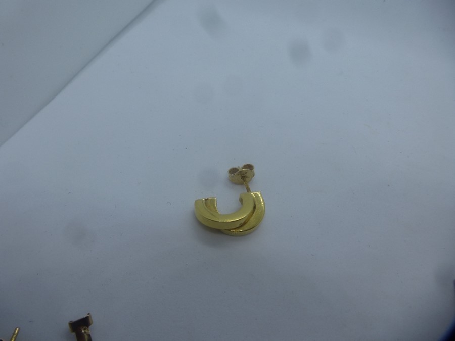 Scrap gold lot to include 18ct yellow gold earring, 9ct earrings, bracelet etc, approx 5.4g - Image 3 of 5