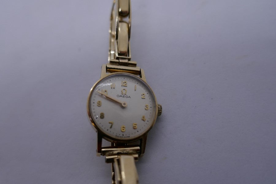 Vintage 9ct yellow gold ladies 'Omega' wristwatch with champagne dial and gold numbers, 3 strap link - Image 2 of 4