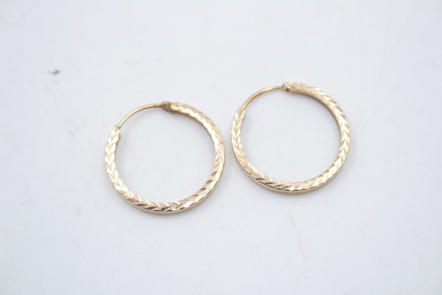 2 x 9ct Gold hoop earrings inc.textured 1.7g - Image 2 of 5