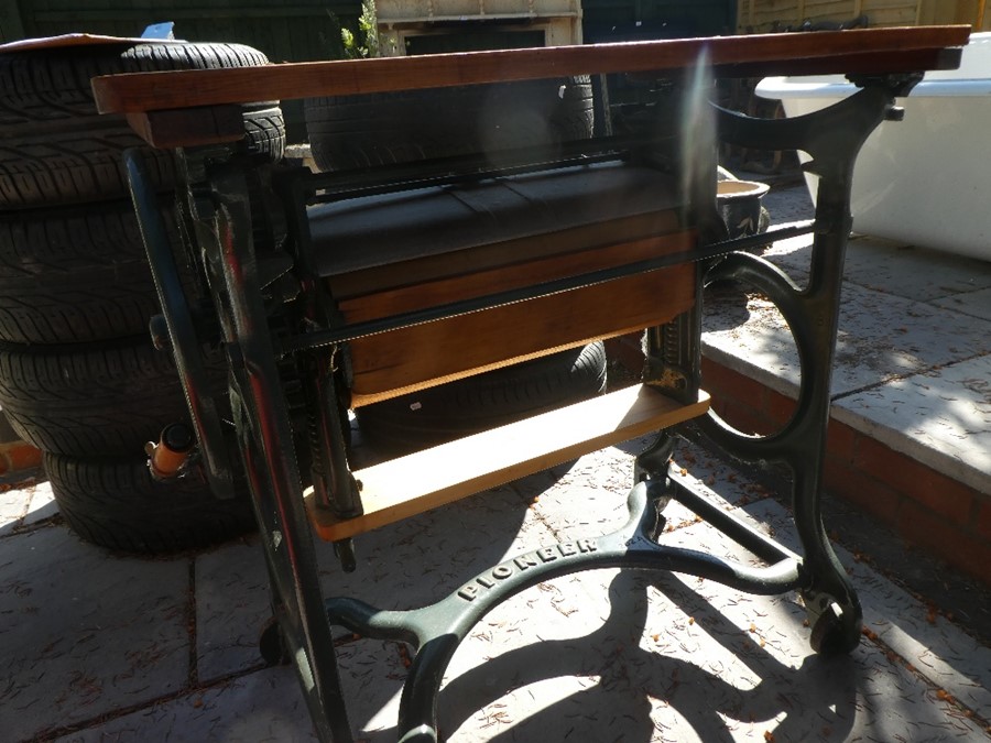 Metal framed sewing table by Pioneer - Image 2 of 3