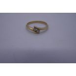 Pretty 9ct yellow gold crossover ring with two clear stones, size N, 1.8g, marked 375