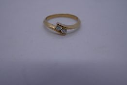 Pretty 9ct yellow gold crossover ring with two clear stones, size N, 1.8g, marked 375