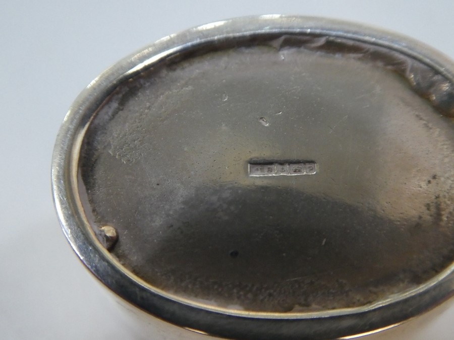 A small lot to include items such as miniature silver trinket box, silver boat, small silver spoons - Image 3 of 6