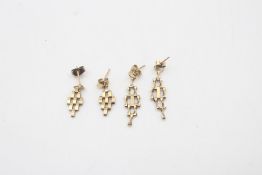 2 x 9ct Gold ornate stud earrings 1.7g