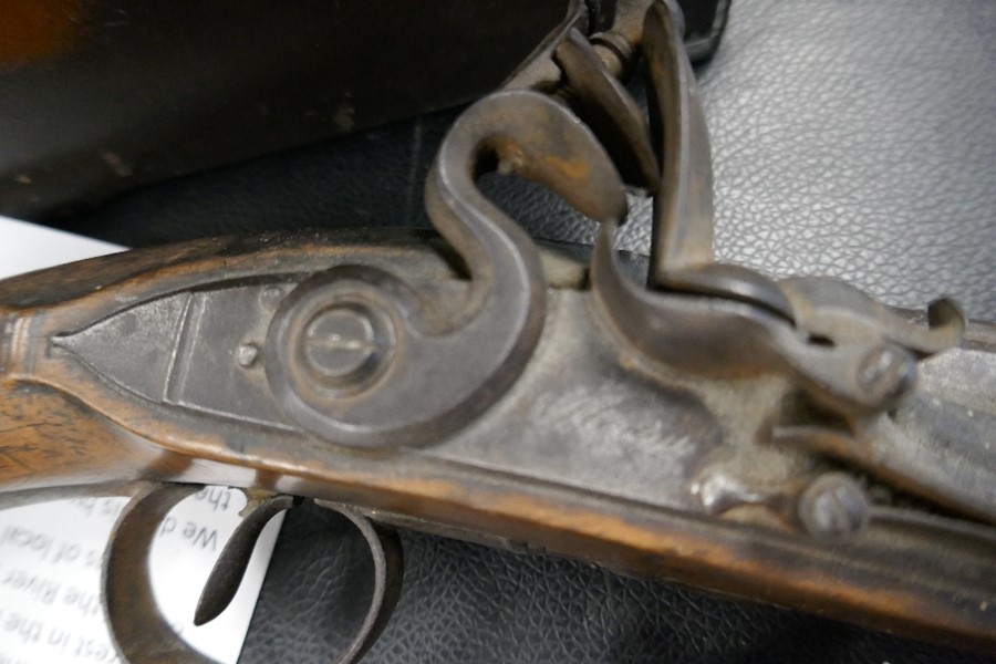An old flintlock pistol and a small percussion pistol - Image 4 of 4