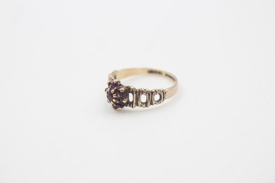 9ct gold bark texture garnet cluster ring 1.7g - Image 3 of 5