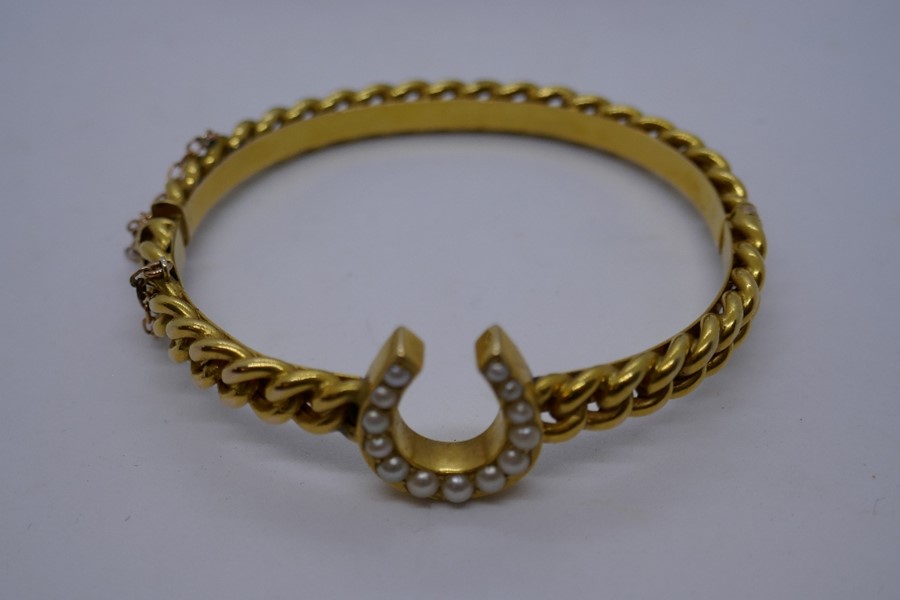 Pretty yellow metal chain design bangle with horseshoe inset with seed pearls mounted, unmarked, in - Image 3 of 3