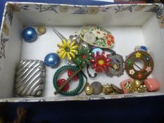 Small quantity of various costume jewellery to include Silver Jubilee brooch, white metal matchbox,