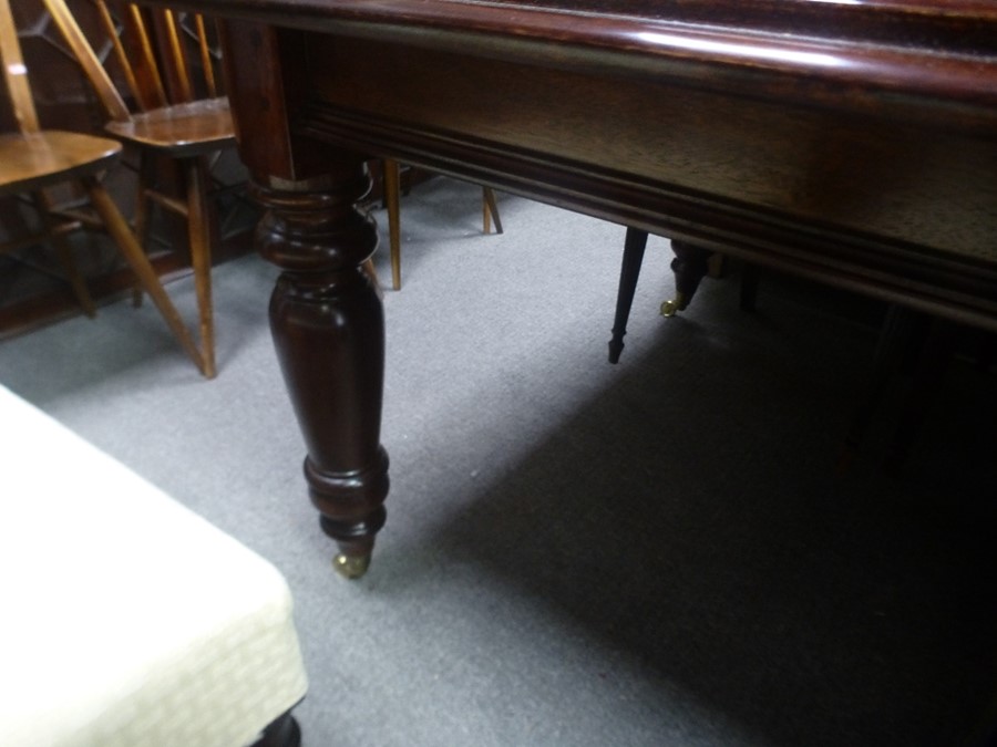 A mahogany Victorian style oblong dining table, 226 cms - Image 4 of 5