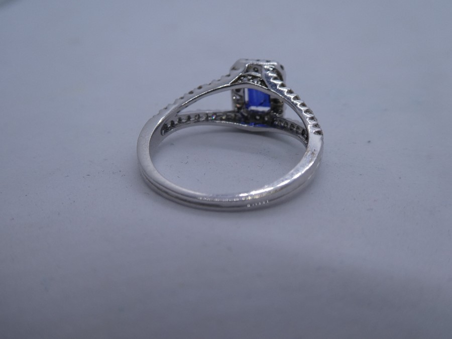 Pretty 18ct white gold halo ring with central princess cut sapphire set in split shoulder diamond in - Image 4 of 5