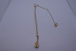 18ct yellow gold box chain hung with a 9ct yellow gold pendant in the form of a mandolin, chain appr