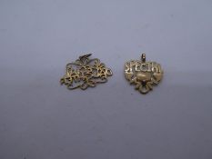 2 x 9ct Gold pendants inc. mum, sister 0.9g