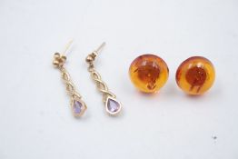 2 x 9ct Gold earrings inc. amber, amethyst 4g