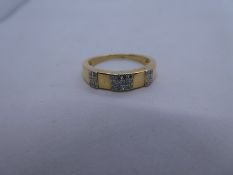 18ct yellow gold band ring with 3 panels of diamond chips, marked 750, size T, gross weight 4g