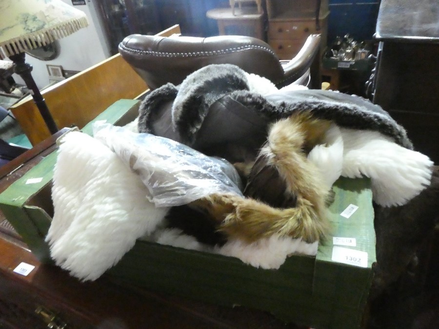 Selection of vintage and faux fur clothing - Image 2 of 2