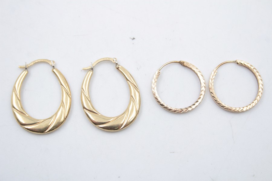 2 x 9ct Gold hoop earrings inc.textured 1.7g