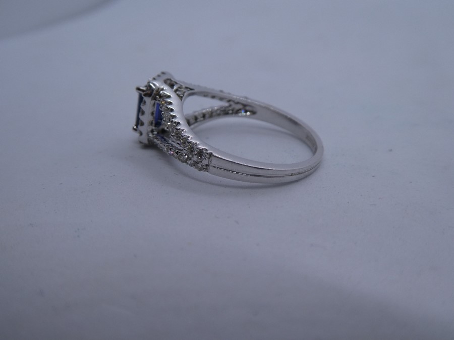 Pretty 18ct white gold halo ring with central princess cut sapphire set in split shoulder diamond in - Image 3 of 5