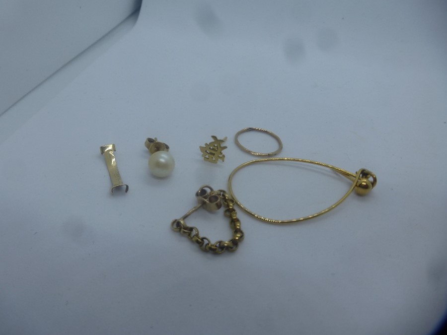 Scrap gold lot to include 18ct yellow gold earring, 9ct earrings, bracelet etc, approx 5.4g - Image 5 of 5