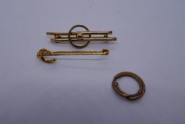 9ct yellow gold brooch marked '9ct Gold' together with horseshoe design example, 2.6g etc