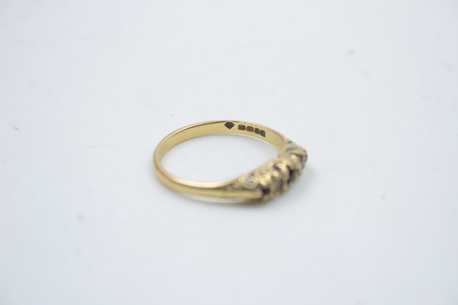 18ct gold diamond & garnet gypsy style ring 2.7g - Image 5 of 6